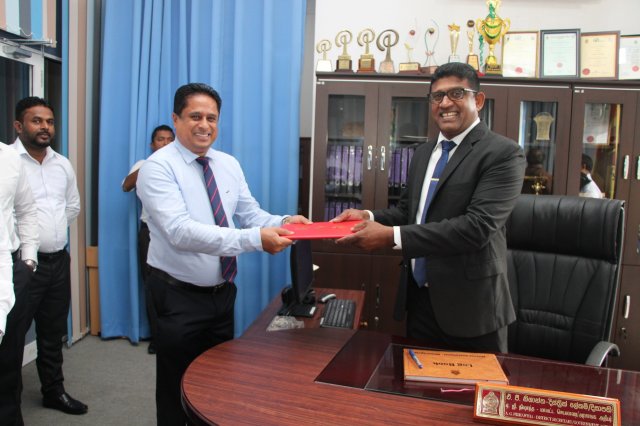 මොනරාගල දිස්ත්‍රික් ලේකම් කාර්යාලයේ නව දිසාපතිතුමා තම රාජකාරී කටයුතු ආරම්භ කිරීම
